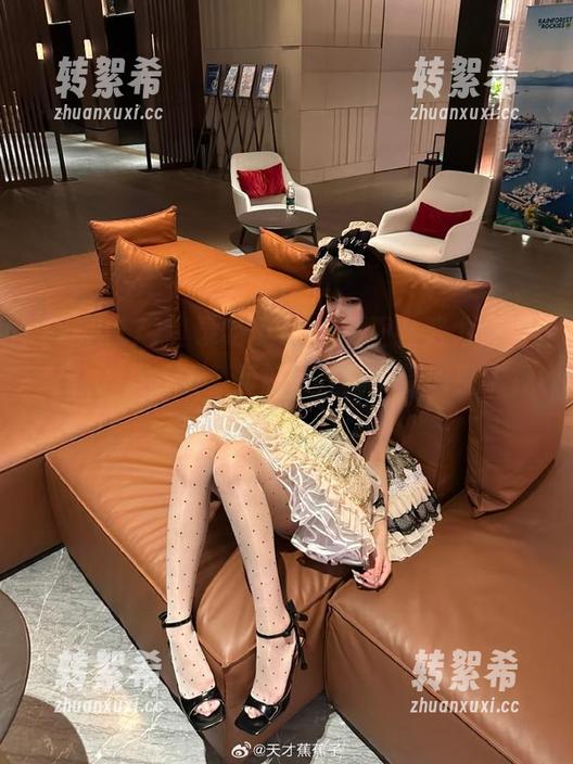 吃瓜17 登录吃瓜17,我正在努力保持专注于八卦上,却被网红的舞姿吸引了视线!