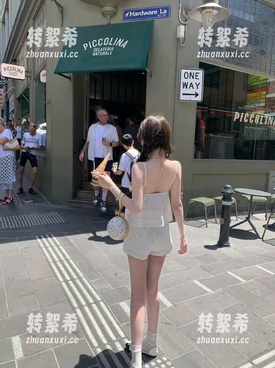 下载黑料社app，免费瓜在等你哦，不过小心，别被狙击了！